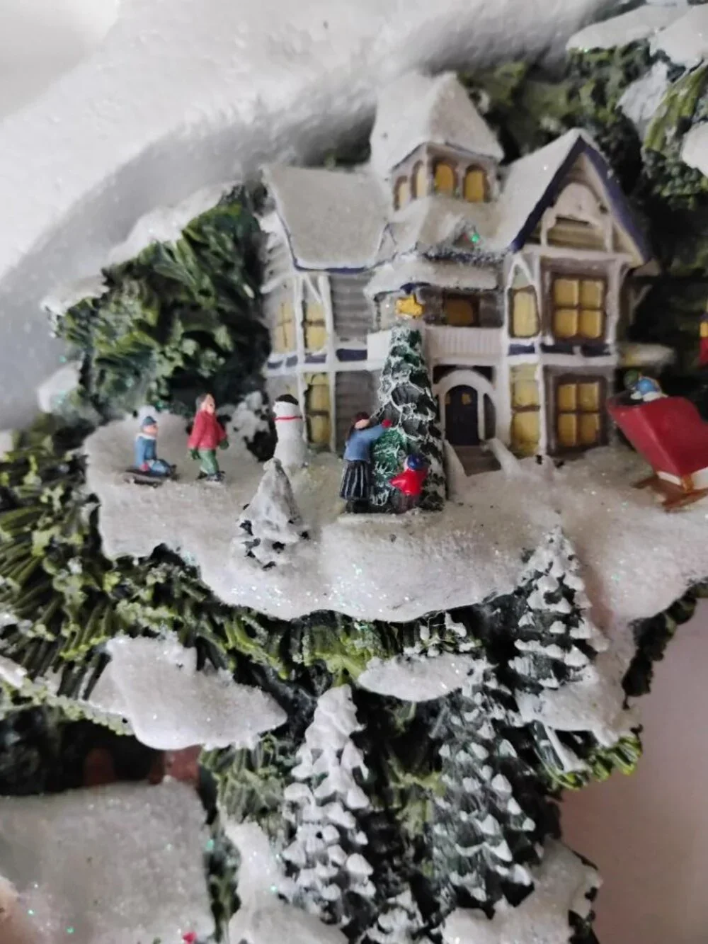 Thomas Kinkade Hawthorne Village illuminated Christmas wreath 2005
